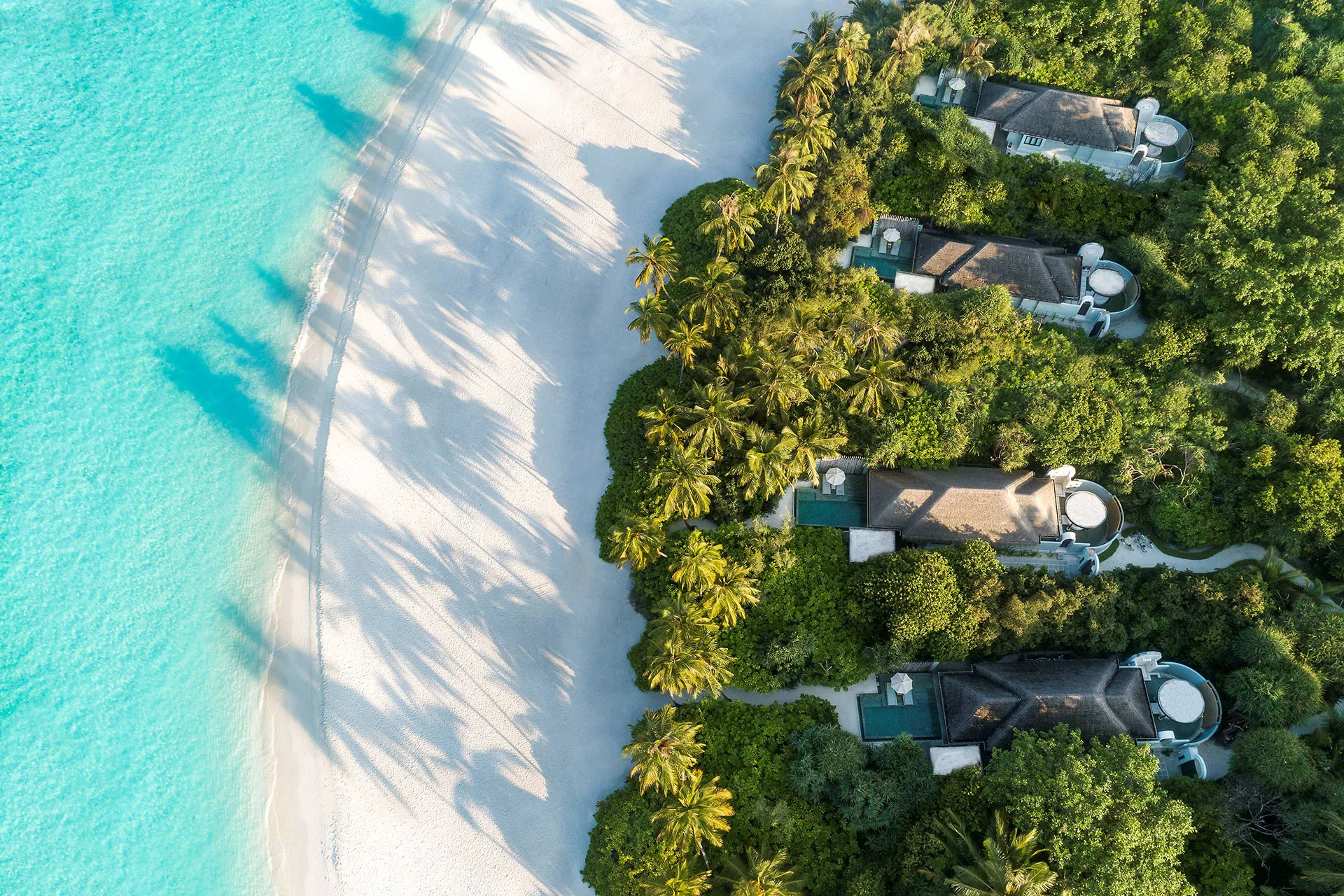 Maledivische Strandvilla aus Vogelperspektive