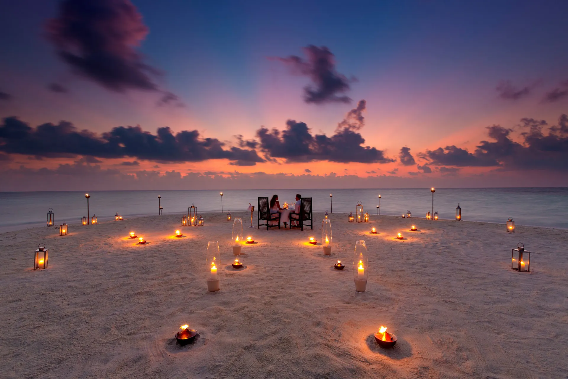 Romantisches Candle-Light-Dinner am Strand