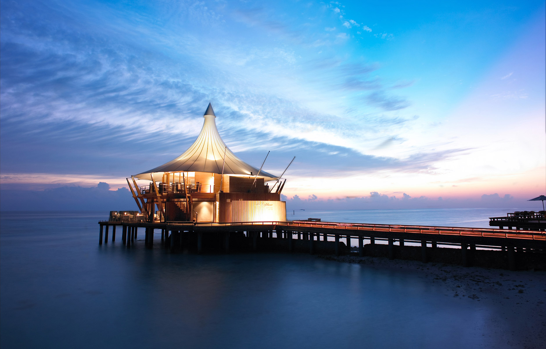 Blick auf maledivisches Resort vom Meer aus