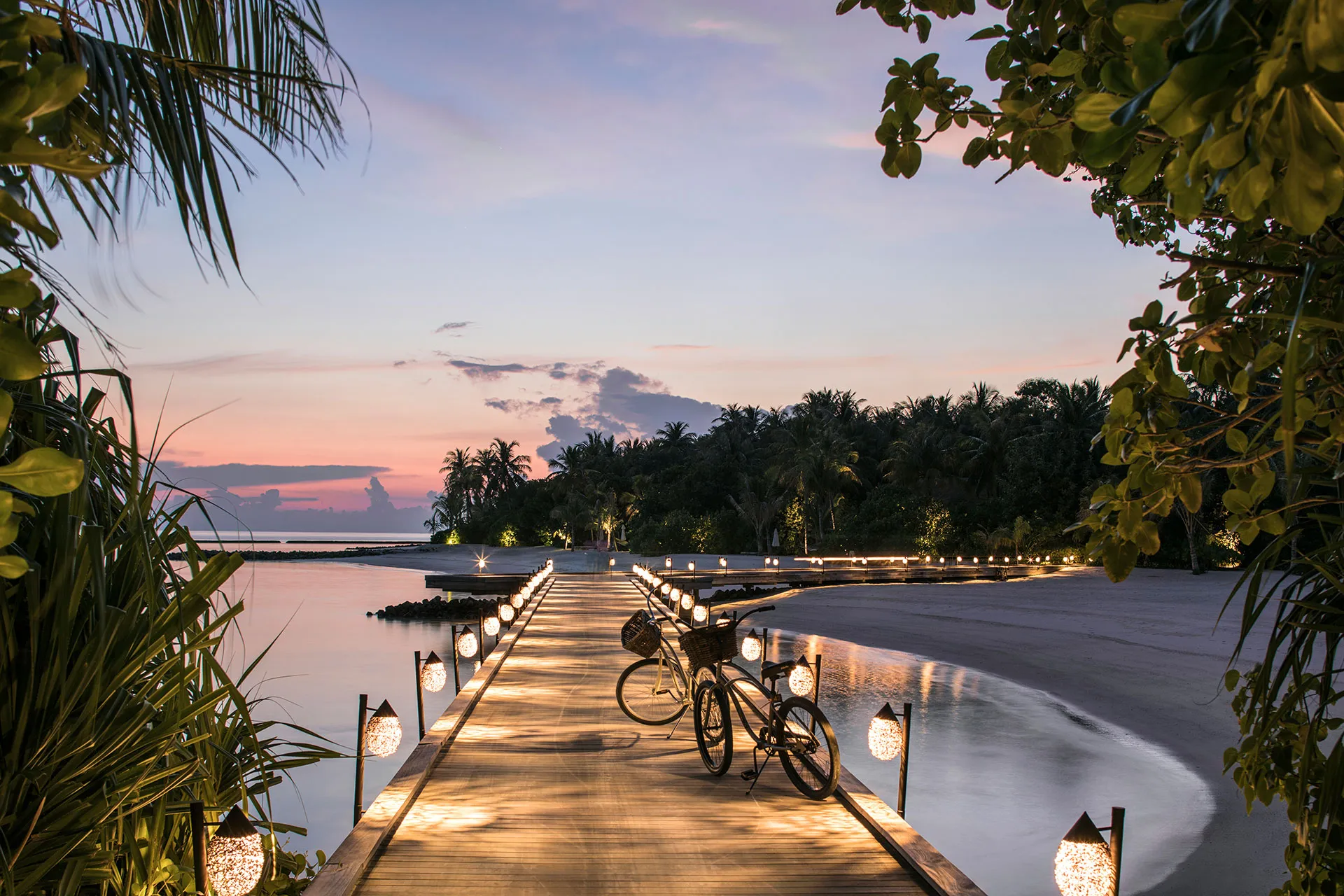 Nächtlich beleuchteter Inselsteg auf den Malediven