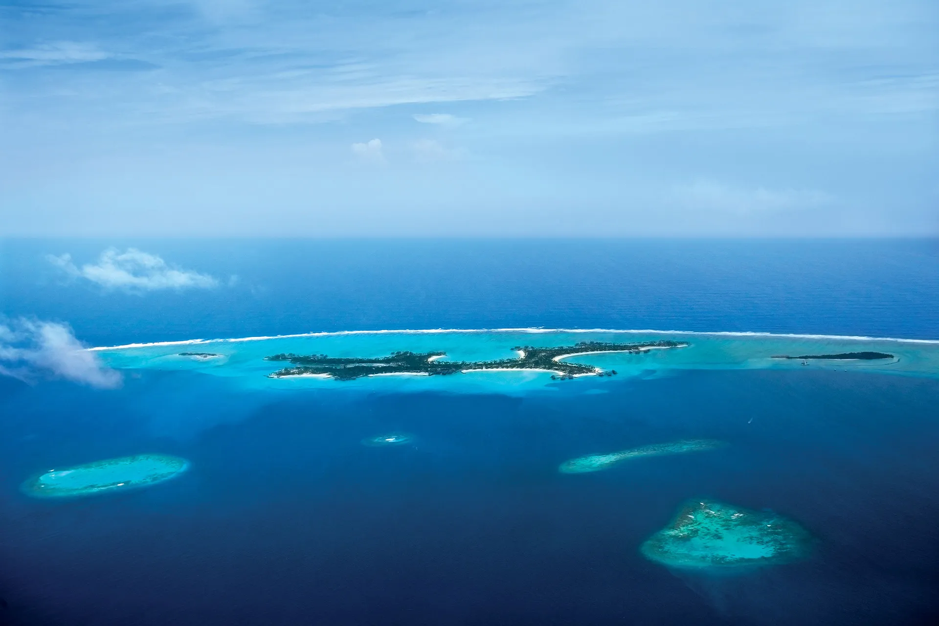 Längliche Insel im Ozean aus der Luft