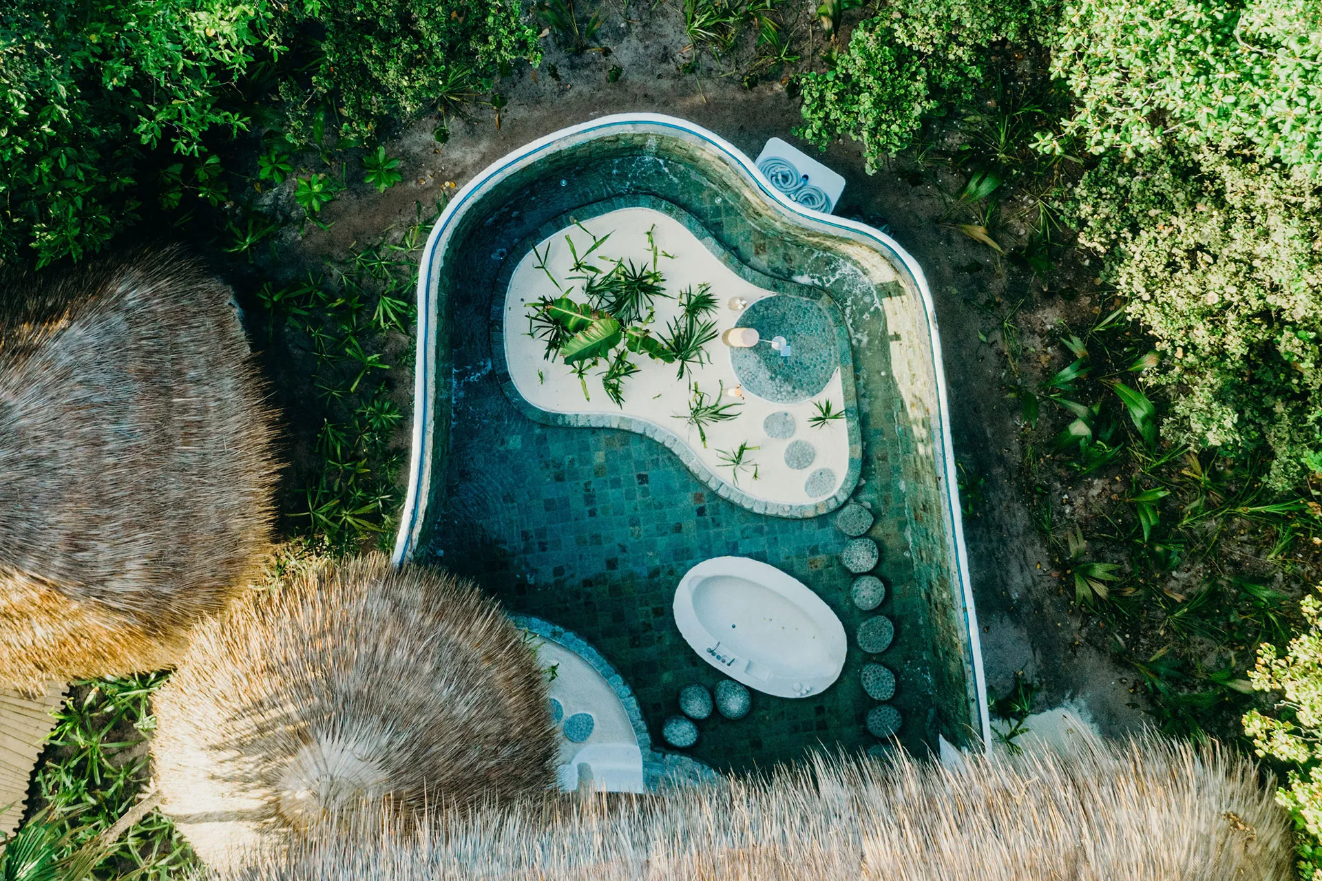 Wassergarten einer Villa aus Vogelperspektive