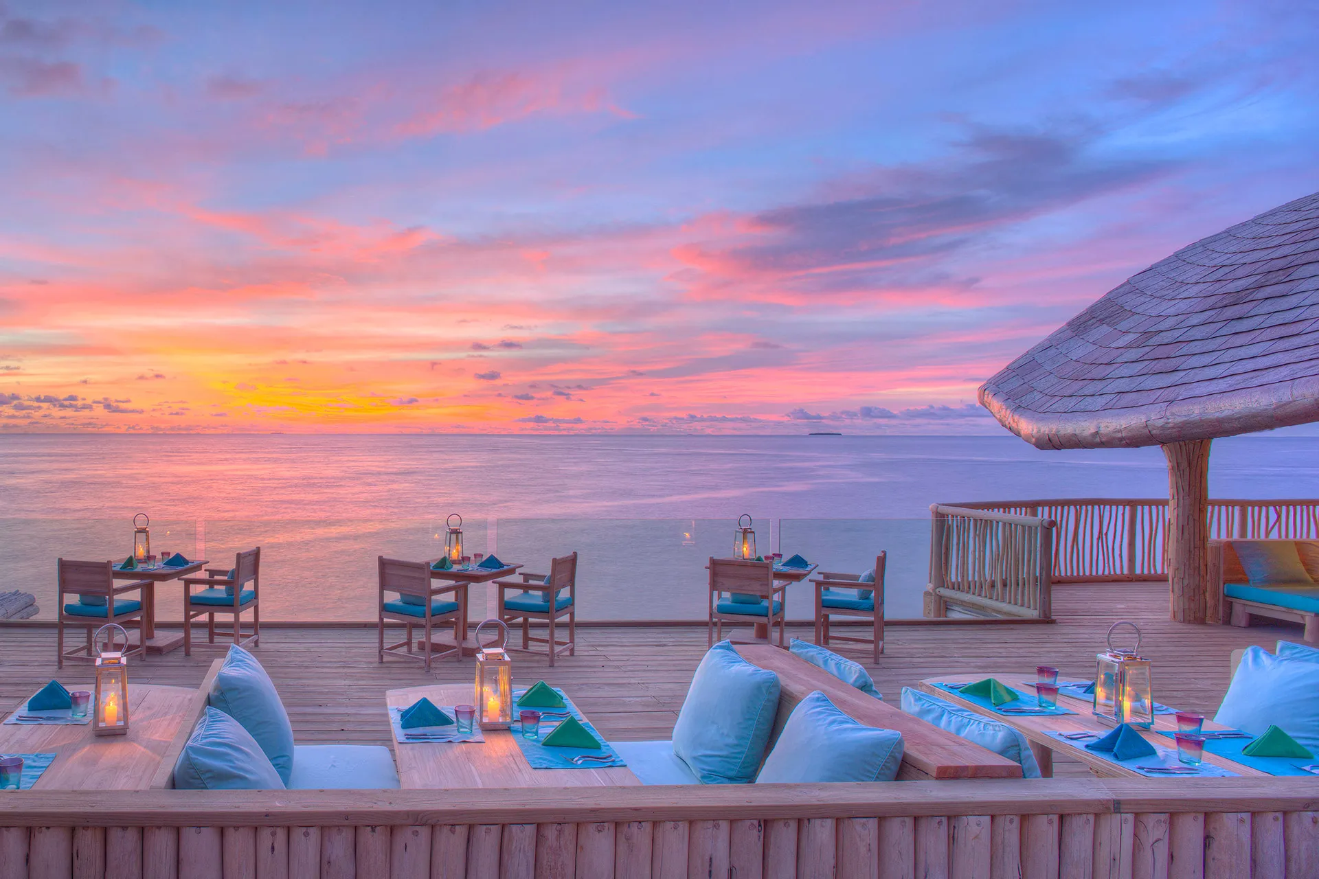 Sonnenuntergang vor Restaurant über Meer