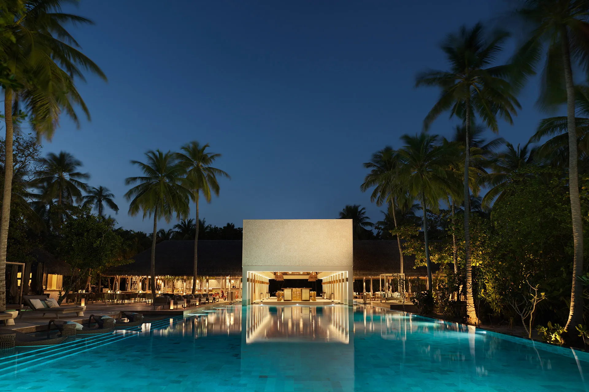 Großer Pool vor Restaurant eines Luxushotels