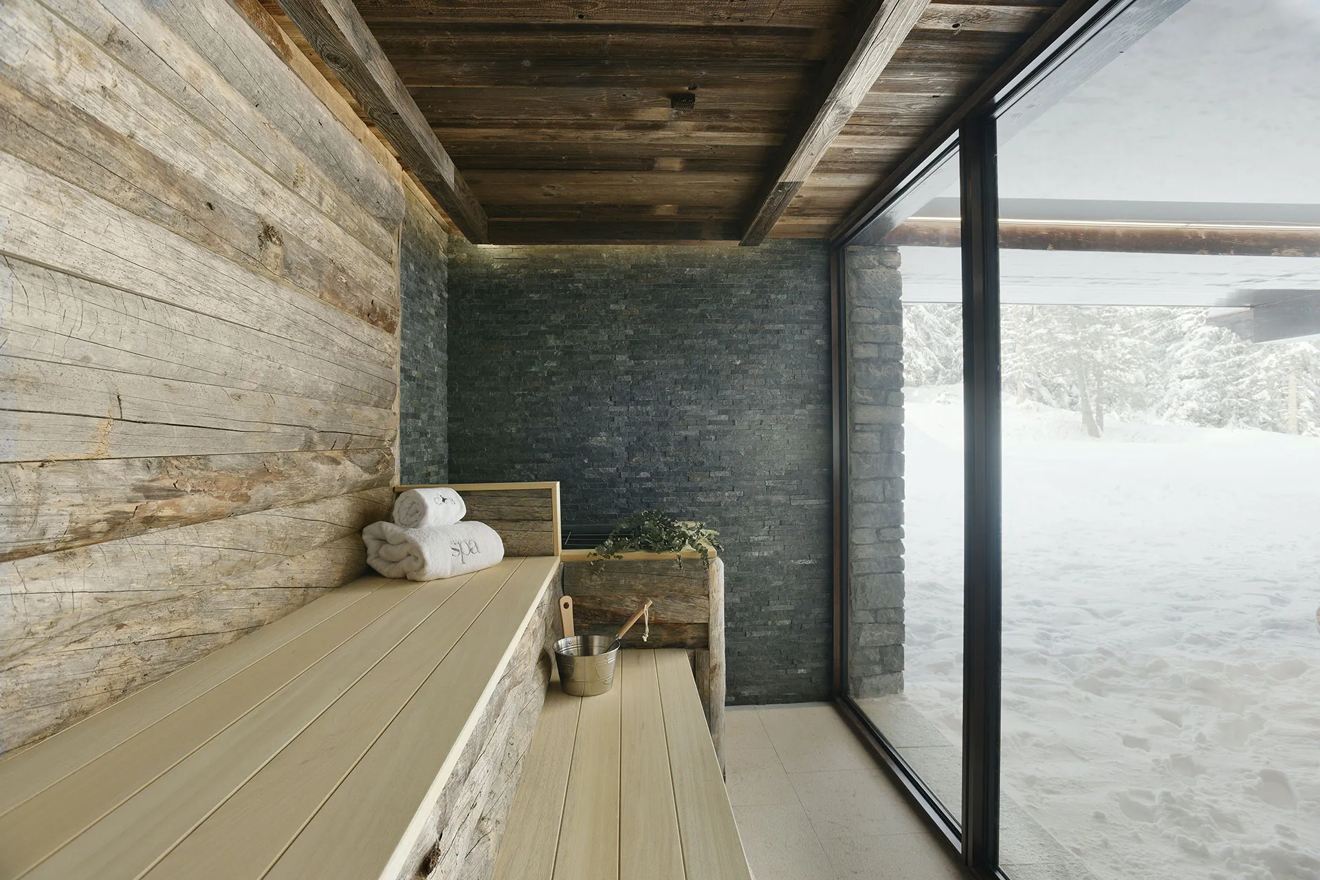 Holzverkleidete Sauna mit großen Panoramafenster
