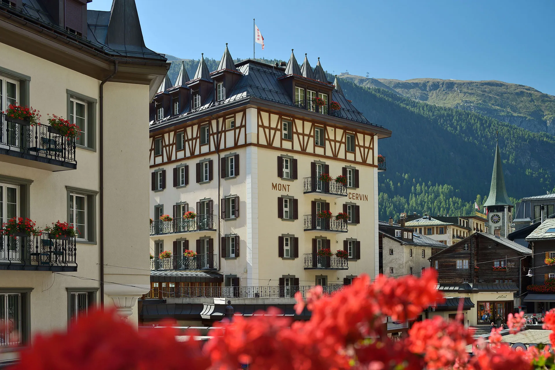 Schlosshotel vor sommerlicher Bergkulisse