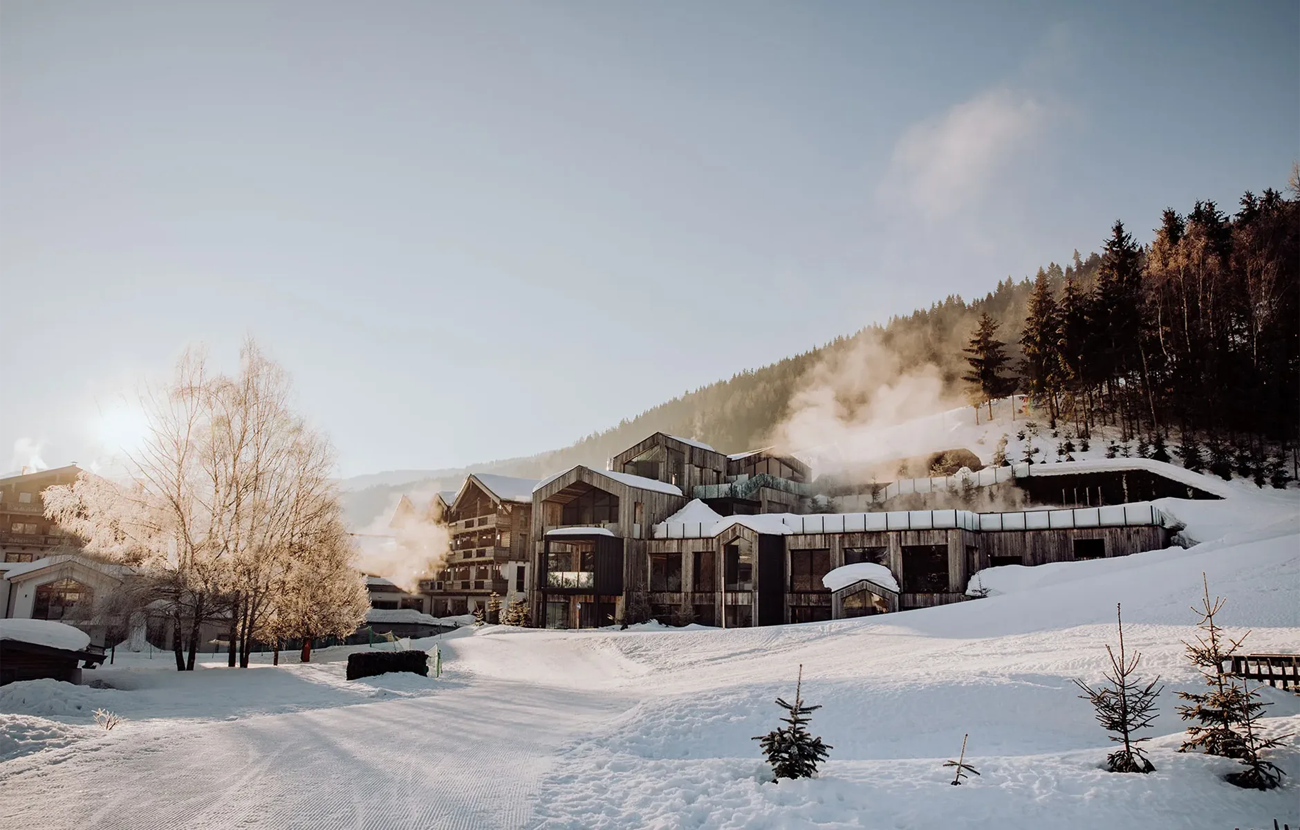 Aussenfassade eines Alpin Hotels im Winter