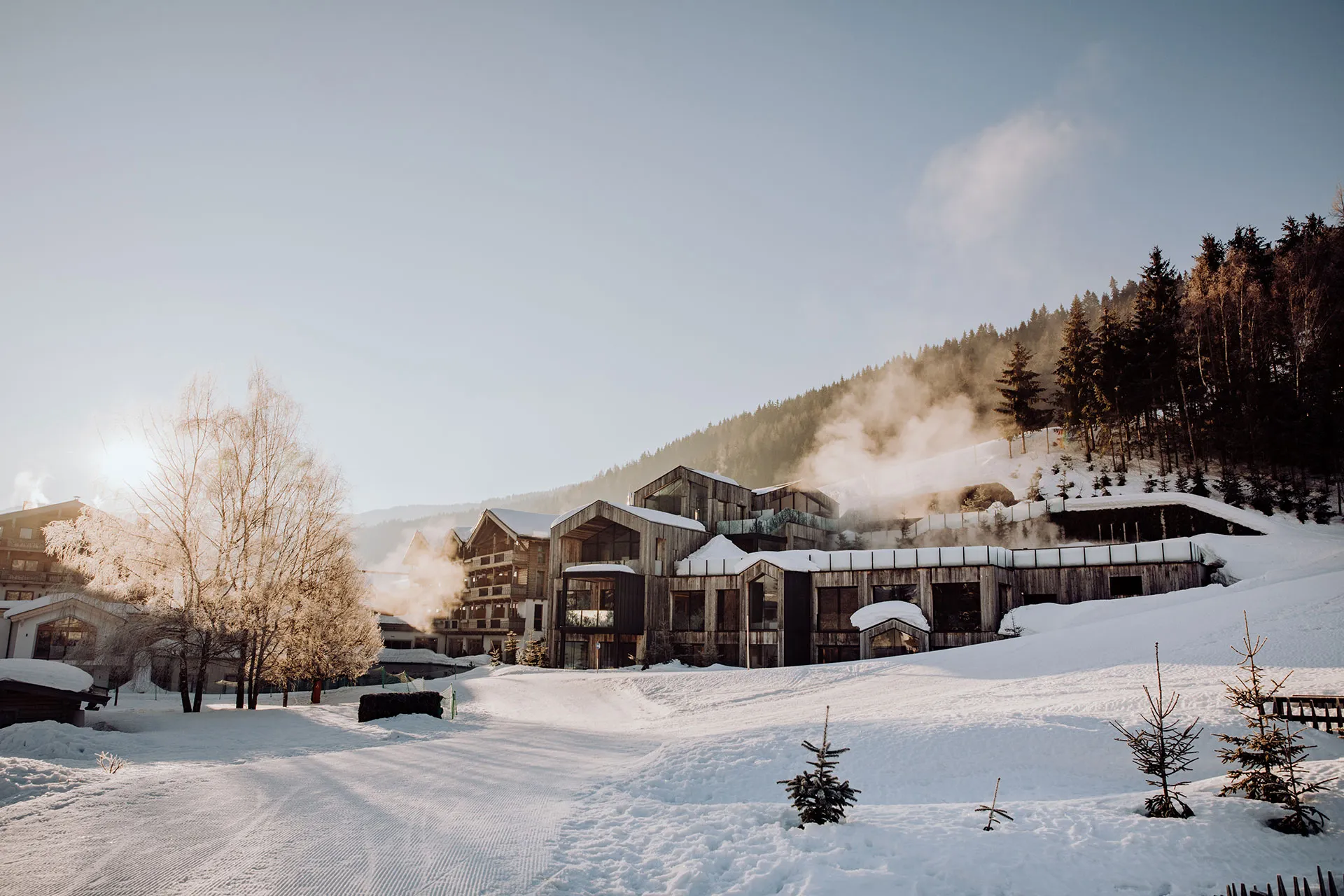 Aussenfassade eines Berghotels im Winter