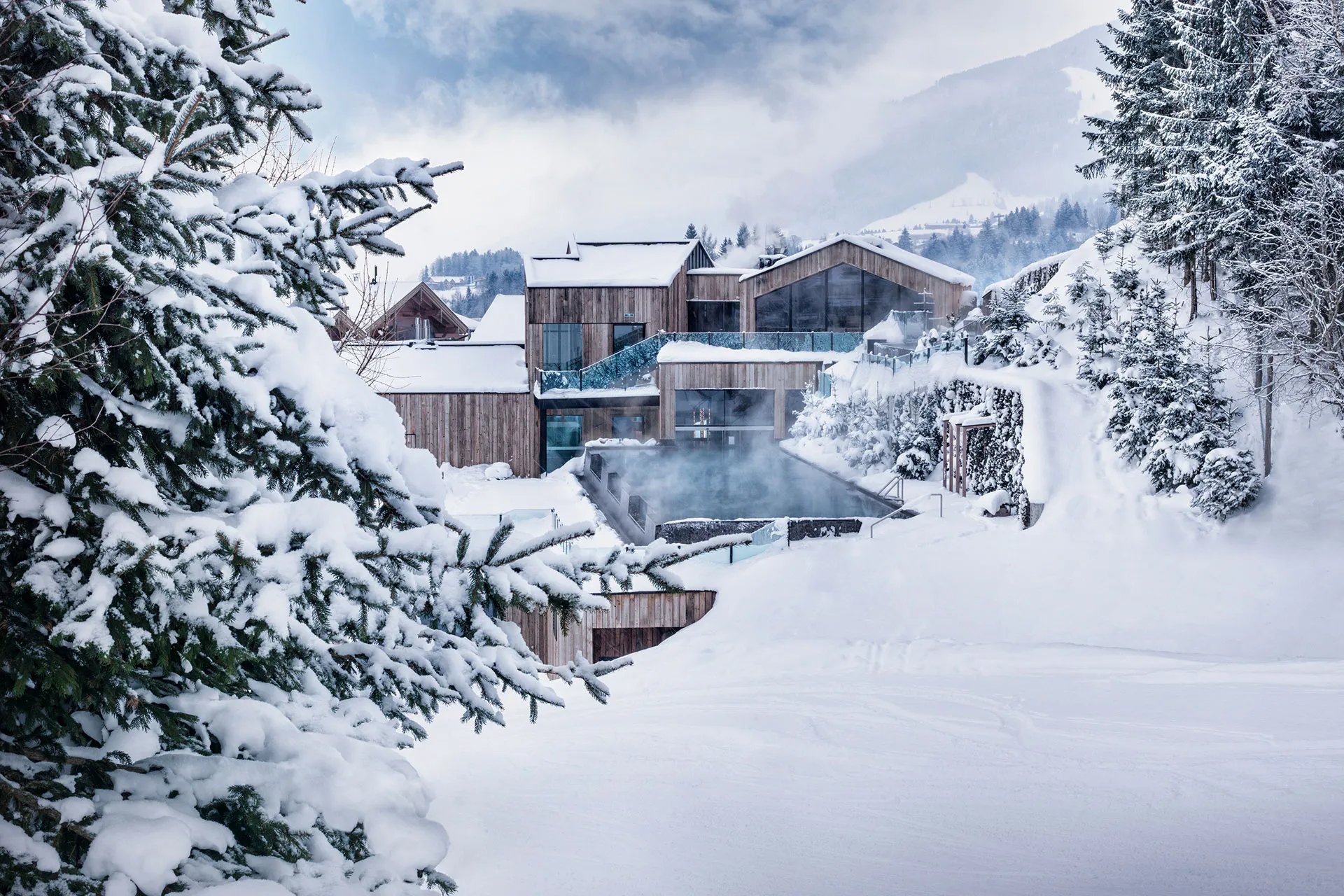 Alpines Luxushotel in Winterlandschaft