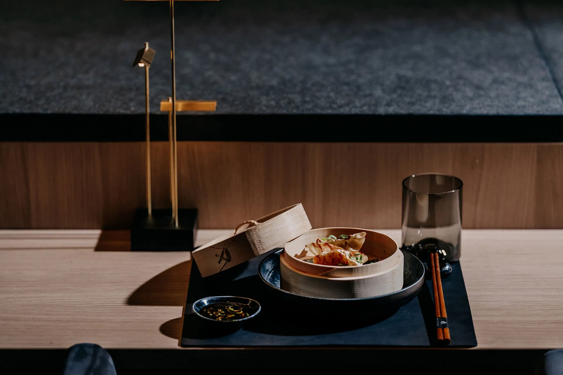Tischgedeckt mit japanischem Gericht